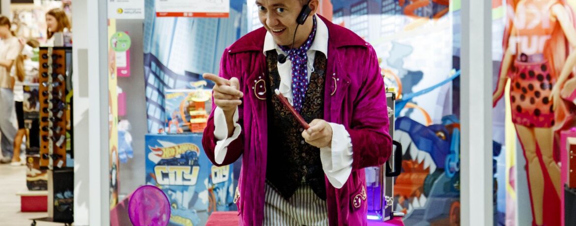 Wonka Show – это уникальная шоу-программа, объединяющая в себе интересные изобретения, фокусы, алхимию, крио эксперименты и шоколадные сюрпризы для детей.